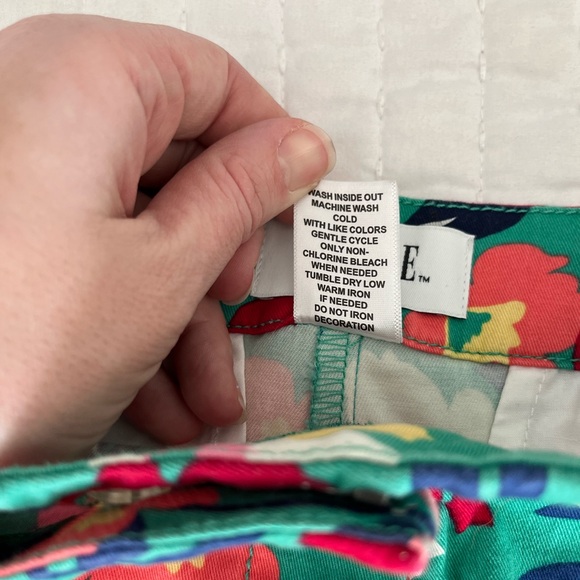 Elle Shorts - Size 2 - Picture 4 of 4